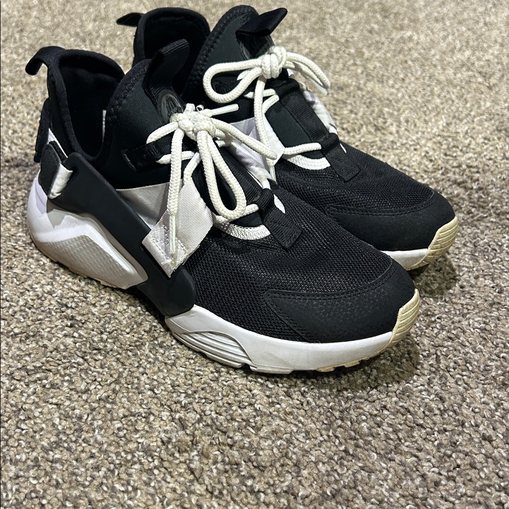 Nike Huaraches Women’s Size 8 – Black/White, Lightly Worn